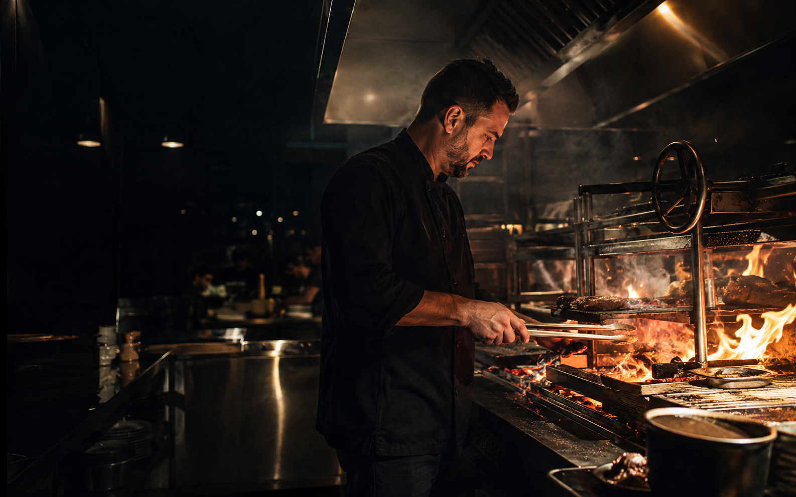 Chef de Braise cuisinant devant un grand feu de bois
